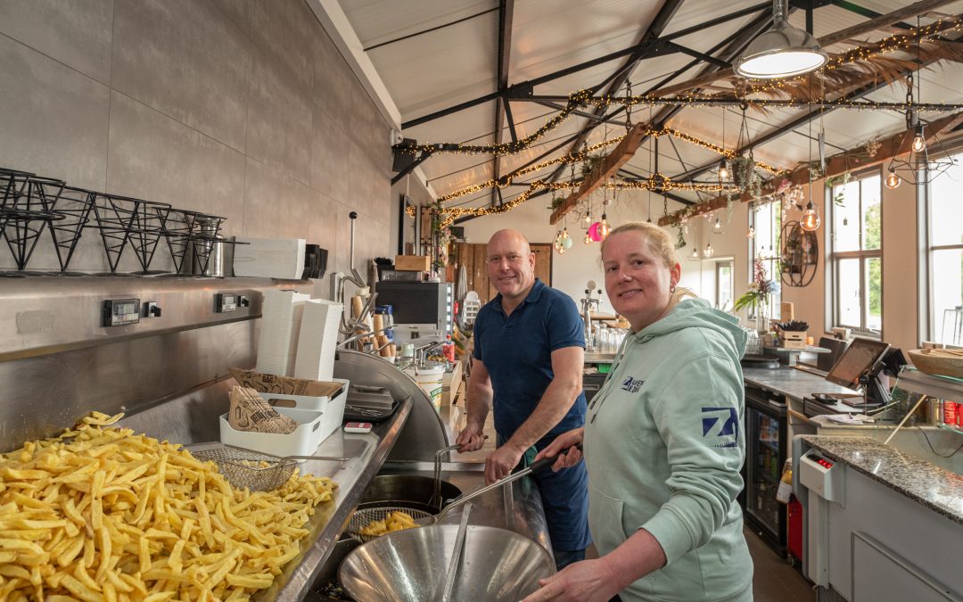 Zelf gesneden friet van aardappels uit de buurt bij Cafetaria De Zagerij 