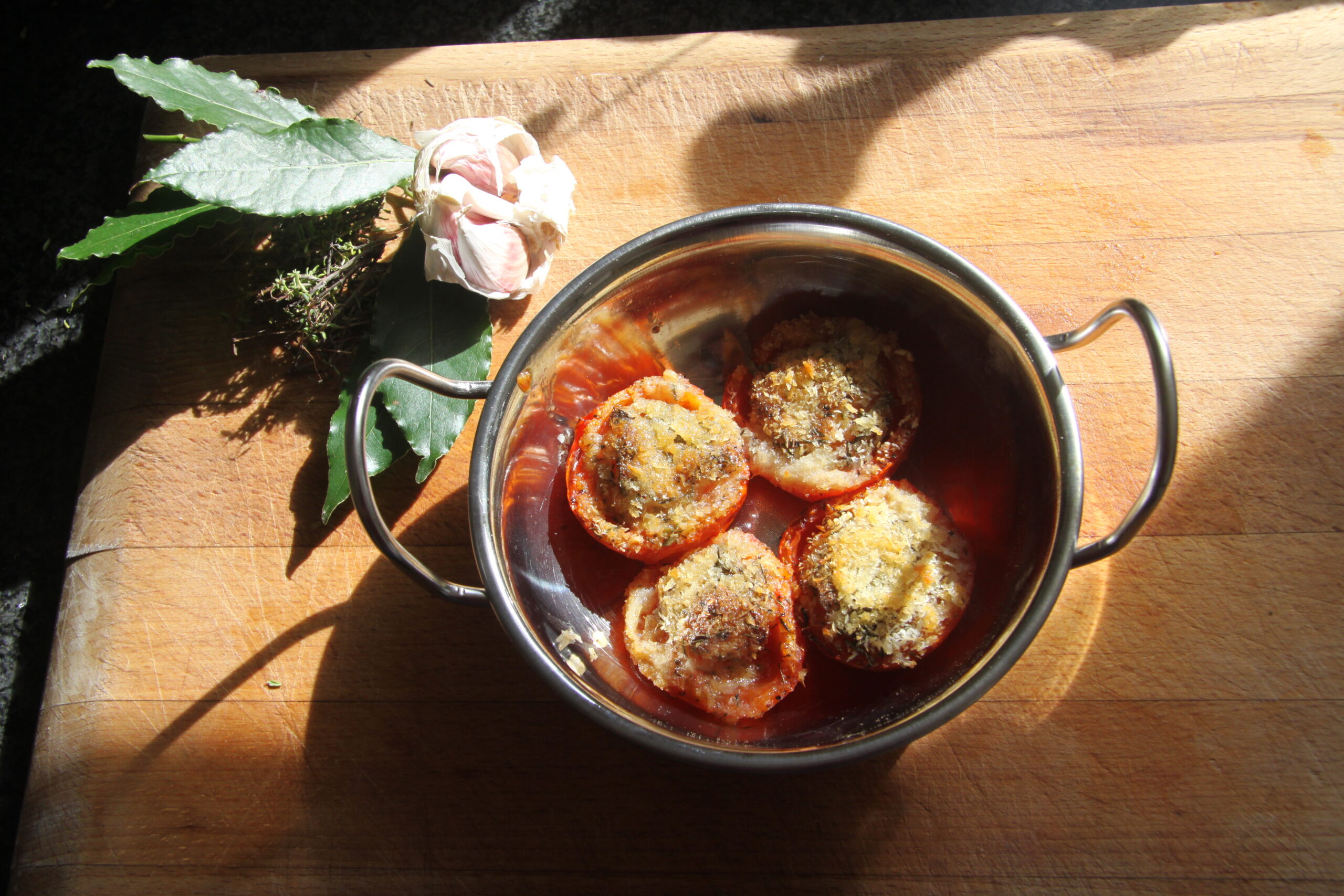 Tomaten met kruidenkorst